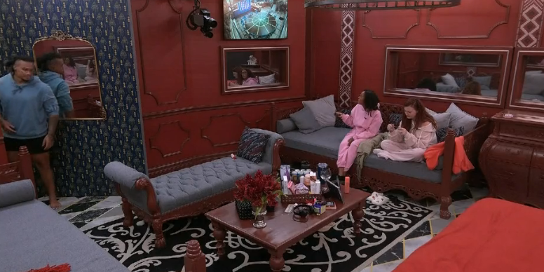 rbbq's tweet photo. Ashley: "In your pefect world, Rachel, who's going home this week?"

Rachel: "Um, I don't know, Ashley...why do you come up here to ask me that"

Ashley: "You have to make a decision"

Keanu (from the bathroom): "Jeez ashley you're fucking messy" #BB27 https://t.co/rgfqexxHoZ