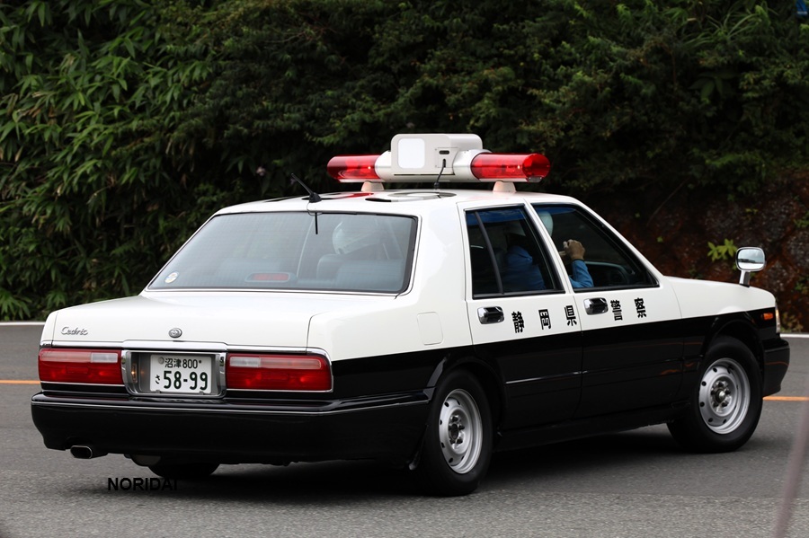PxVrywTlfZ8voZR's tweet photo. 箱根では、数少なくなったセドリックパトカーもちゃんとを見てきましたよ。静岡南署から遠路はるばる。 神奈川県警との日産コラボも
#セドリック #パトカー #YPY31 #セドリックパトカー https://t.co/eXDO3gK4mK