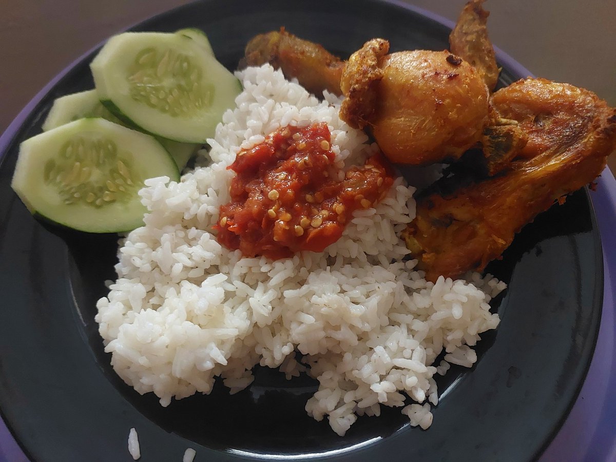 Mukbang kah? wkwkw 
Lamanya gak makan ayam😂