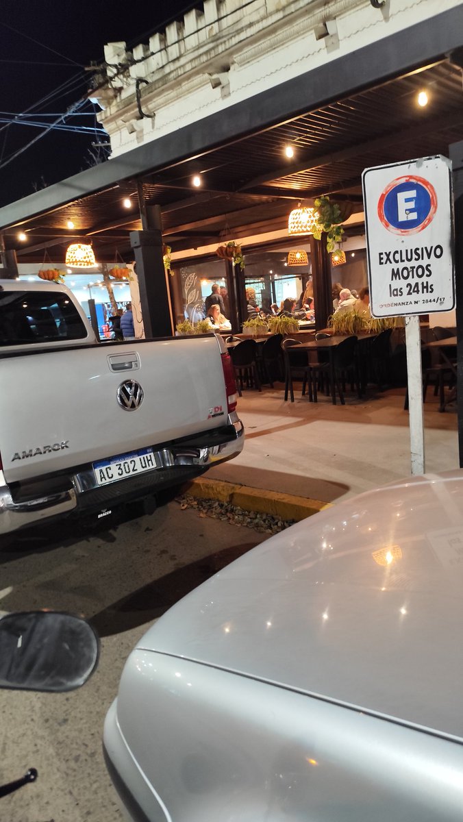 Uno queriendo estacionar la moto y tomar un helado y siempre los mismos boludos que no quieren caminar ni 1 cuadra porque cada 1m lejos de la chata se les achica 1cm el pito
<a href="/BoludoscnAmarok/">Boludos con Amarok</a>