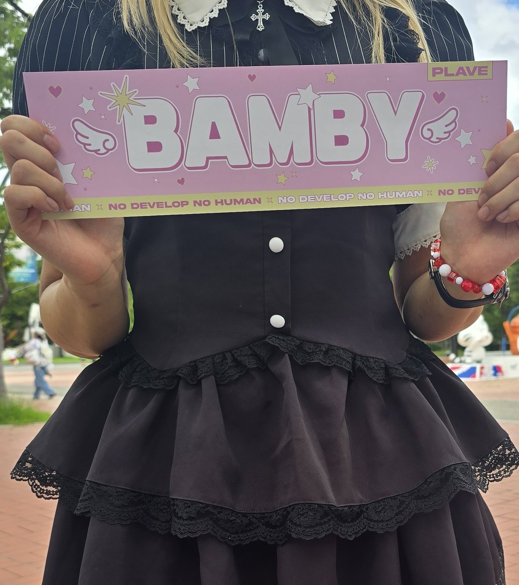 a_romanticpeach's tweet photo. 할리스, 투썸 앞 벤치쪽에서 나눔 진행합니다! https://t.co/3BATWcasFi