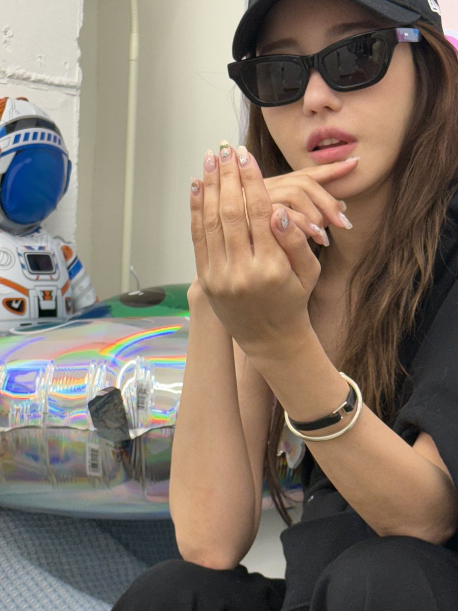 네일자랑해달라햇더니 냅다보야주는게 개웃김