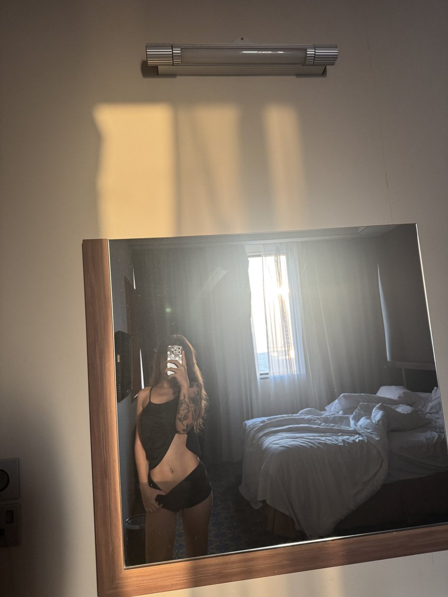 Dalunahh's tweet photo. Just got back from vacation posting on https://t.co/MU9yiU5qAq soon~ https://t.co/Ra0NXTzCjK