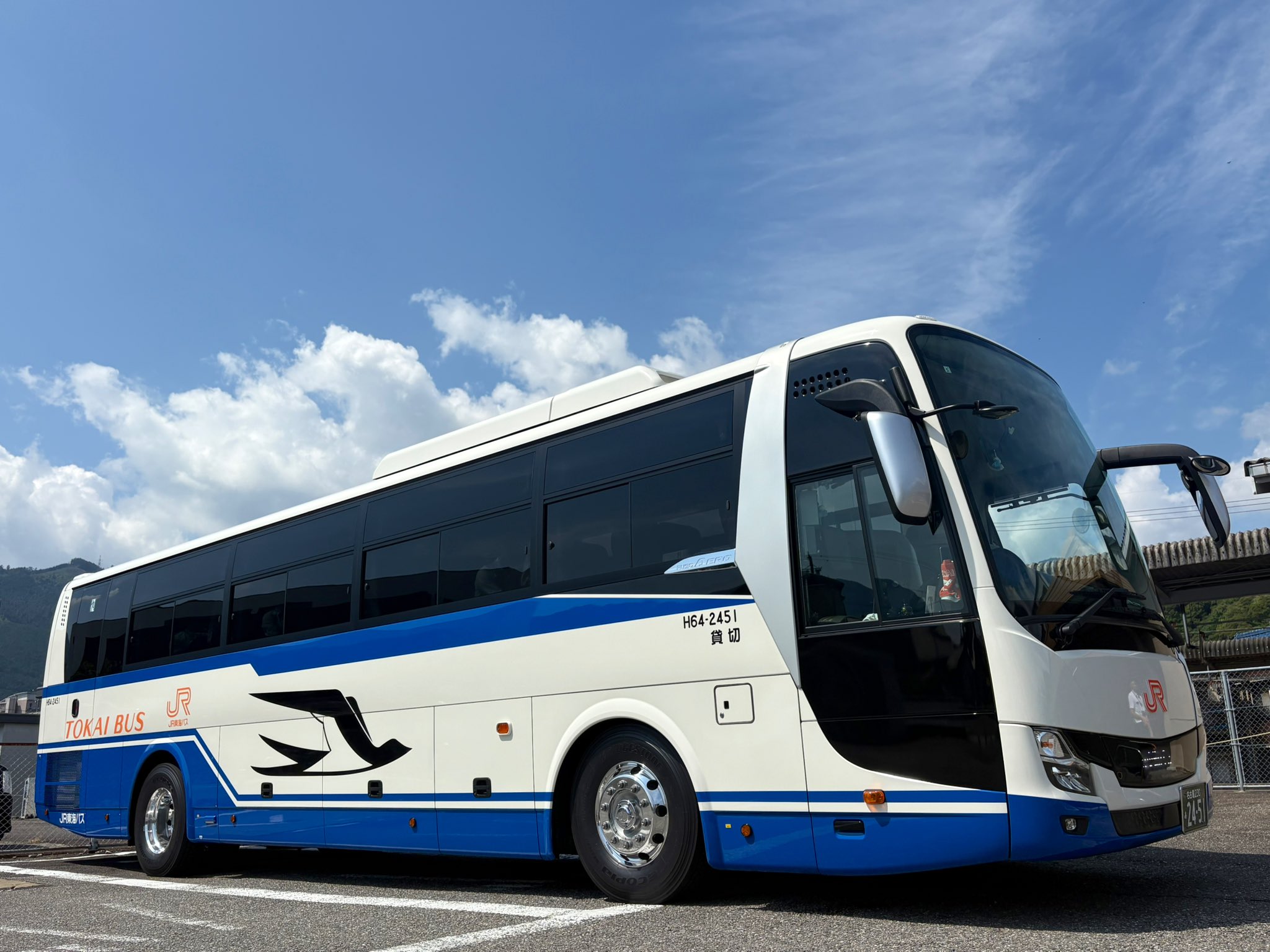 JR東海バス非売品 HIGHWAY BUS ロゴ ネクタイピン ケース付き さよならのバス ～バス愛促進課から～ 光るボディに かすむロゴ
