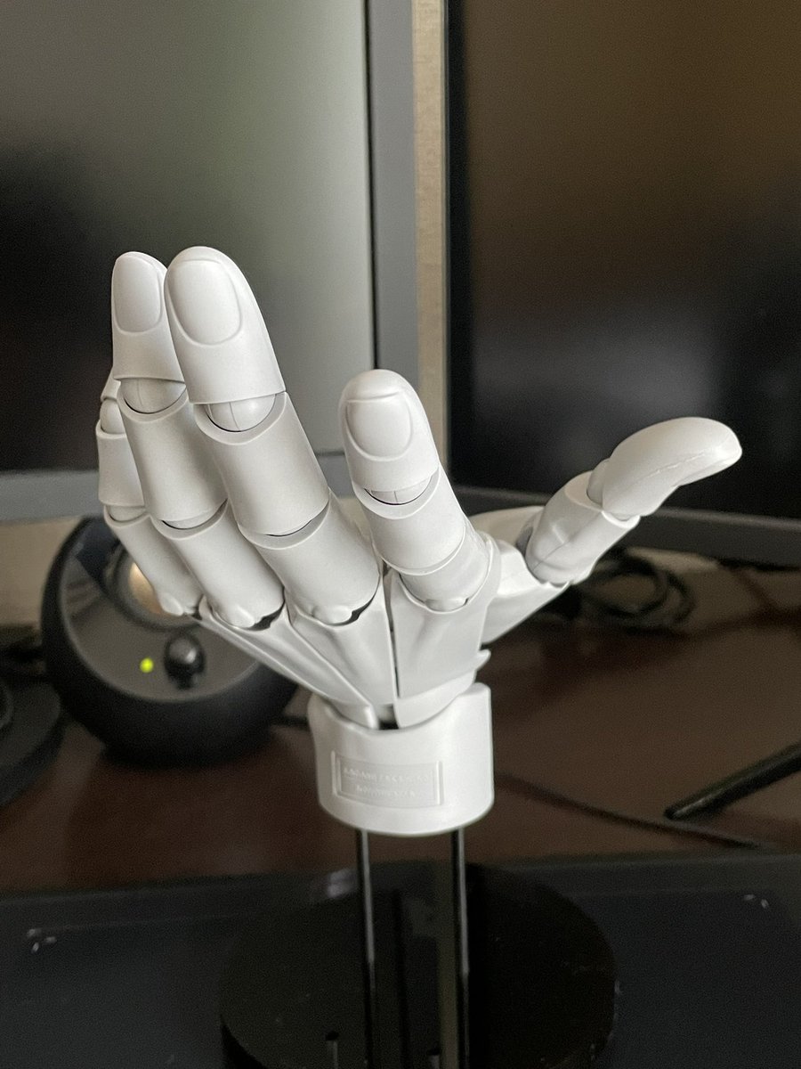 コトブキヤのハンドモデルを入手したからもう手を描くの怖くない。かっこよい。