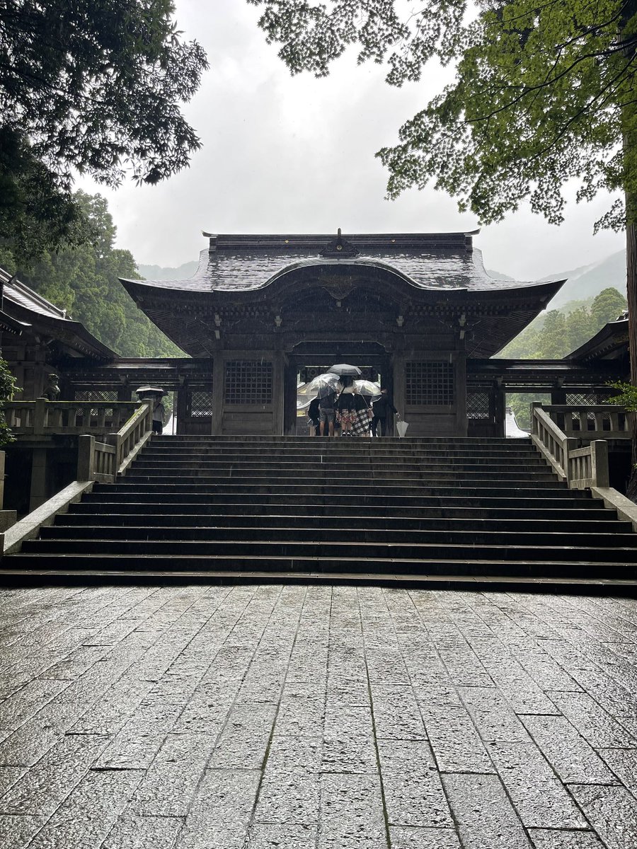 ichiro_matrix's tweet image. ・・
越後国一の宮
『弥彦神社』にご参拝

3年前に出張で来た時には
まだ御朱印集めをしていなかったなぁ
と思いながら
気がつくと2冊目😳

雨でご参拝の列ができても
きちんと整列して
お参りする日本が素敵

#新潟
#出張
#神旅
#御朱印