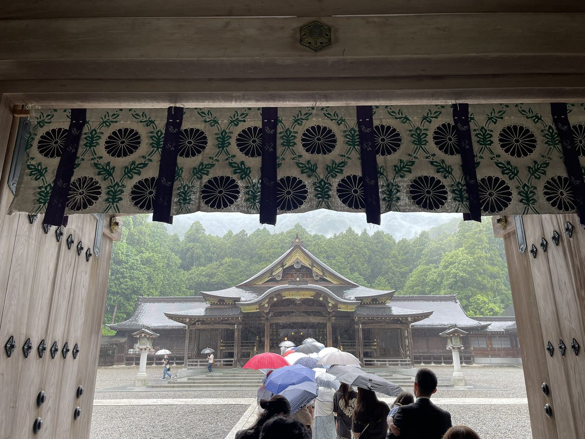 ichiro_matrix's tweet image. ・・
越後国一の宮
『弥彦神社』にご参拝

3年前に出張で来た時には
まだ御朱印集めをしていなかったなぁ
と思いながら
気がつくと2冊目😳

雨でご参拝の列ができても
きちんと整列して
お参りする日本が素敵

#新潟
#出張
#神旅
#御朱印