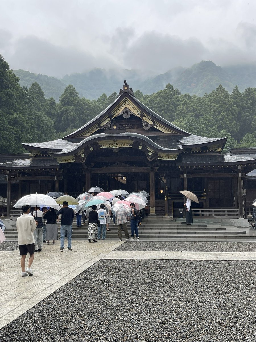 ichiro_matrix's tweet image. ・・
越後国一の宮
『弥彦神社』にご参拝

3年前に出張で来た時には
まだ御朱印集めをしていなかったなぁ
と思いながら
気がつくと2冊目😳

雨でご参拝の列ができても
きちんと整列して
お参りする日本が素敵

#新潟
#出張
#神旅
#御朱印