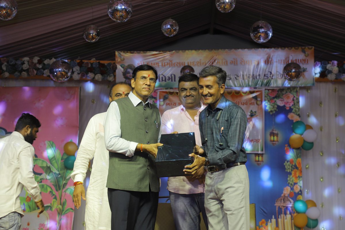 SchMoti's tweet photo. ભારત સરકારમાં મંત્રીશ્રી માનનિય ડોક્ટર મનસુખભાઈ માંડવીયા ના હસ્તે સન્માન https://t.co/MxYu76Wwii