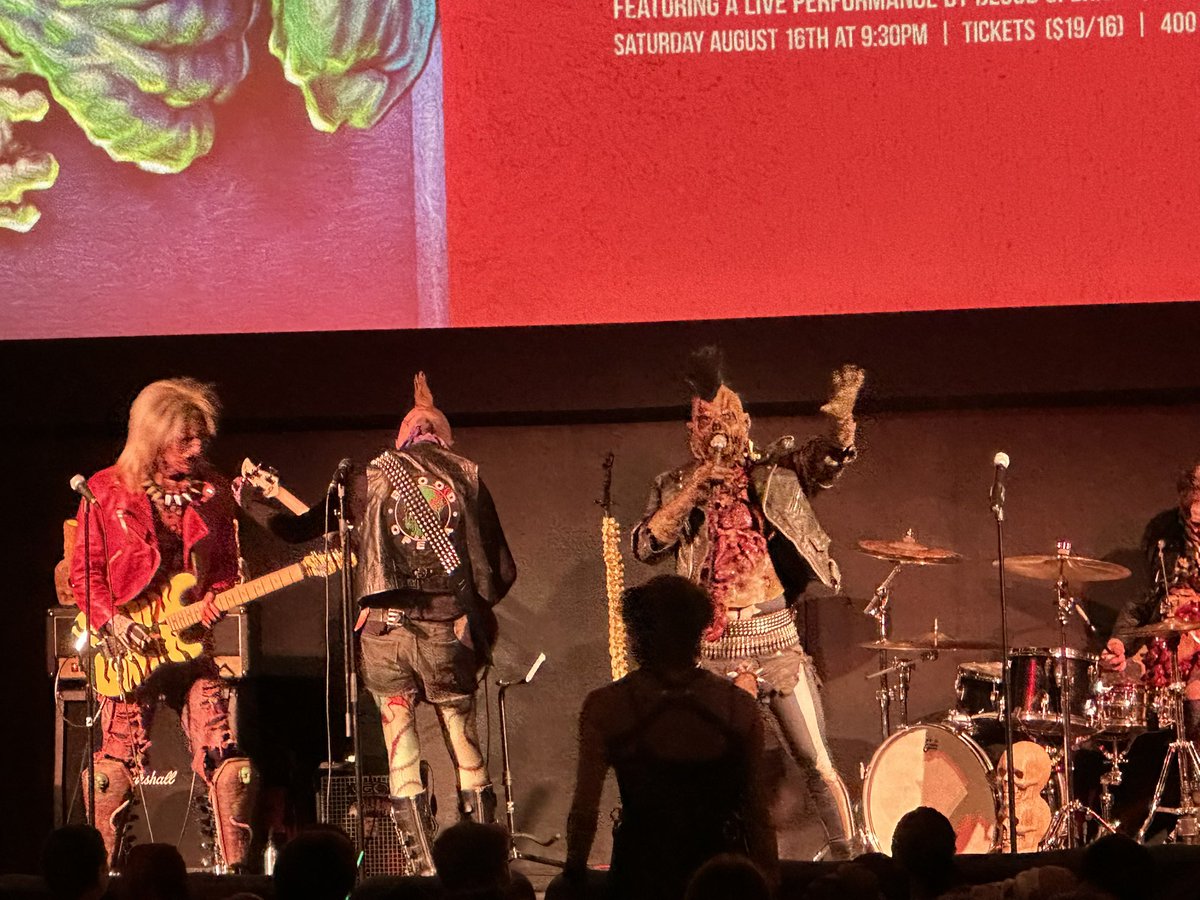 Happy 40th Anniversary to The Return of the Living Dead! Joined <a href="/drunkencinemaTO/">𝘿𝙧𝙪𝙣𝙠𝙚𝙣 𝘾𝙞𝙣𝙚𝙢𝙖</a> for their screening tonight at <a href="/RevueCinema/">Revue Cinema</a> with a performance by  <a href="/BloodOperaTO/">Official</a>