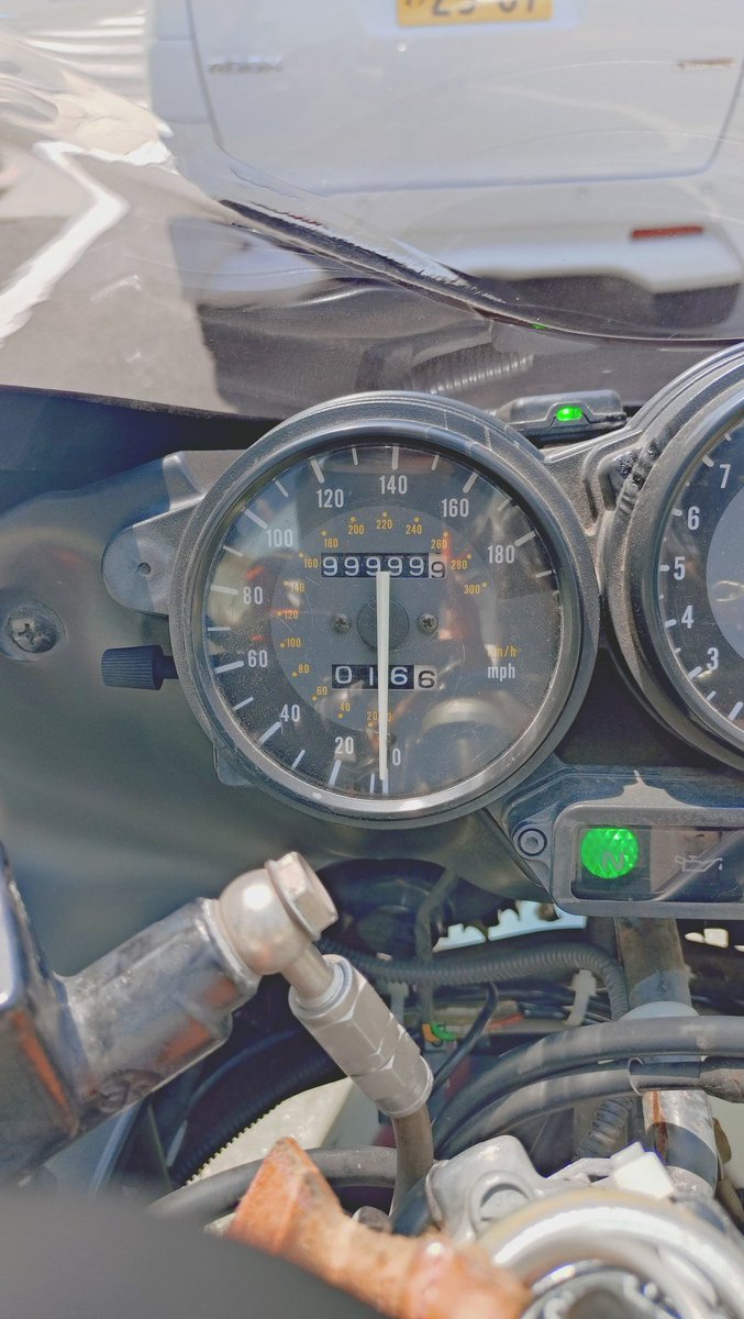 rw_thunder_96's tweet photo. ゾロ目からの〜
#YAMAHA
#YZF1000R
#Thunderace
#サンダーエース
#100000mile
#メーター1周 https://t.co/guKXz7VnE6