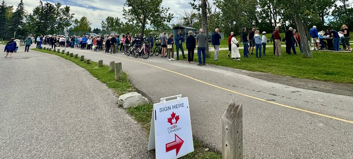 To the Alberta separatists.
Let’s put it into perspective for you shall we?
First pic is 3 people protesting to separate.
Second pic is hundreds of people waiting in line to sign the <a href="/LukaszukAB/">Thomas A. Lukaszuk</a> Forever Canadian petition.
THIS IS THE REALITY!
AB isn’t leaving! #abpoli #cdnpoli