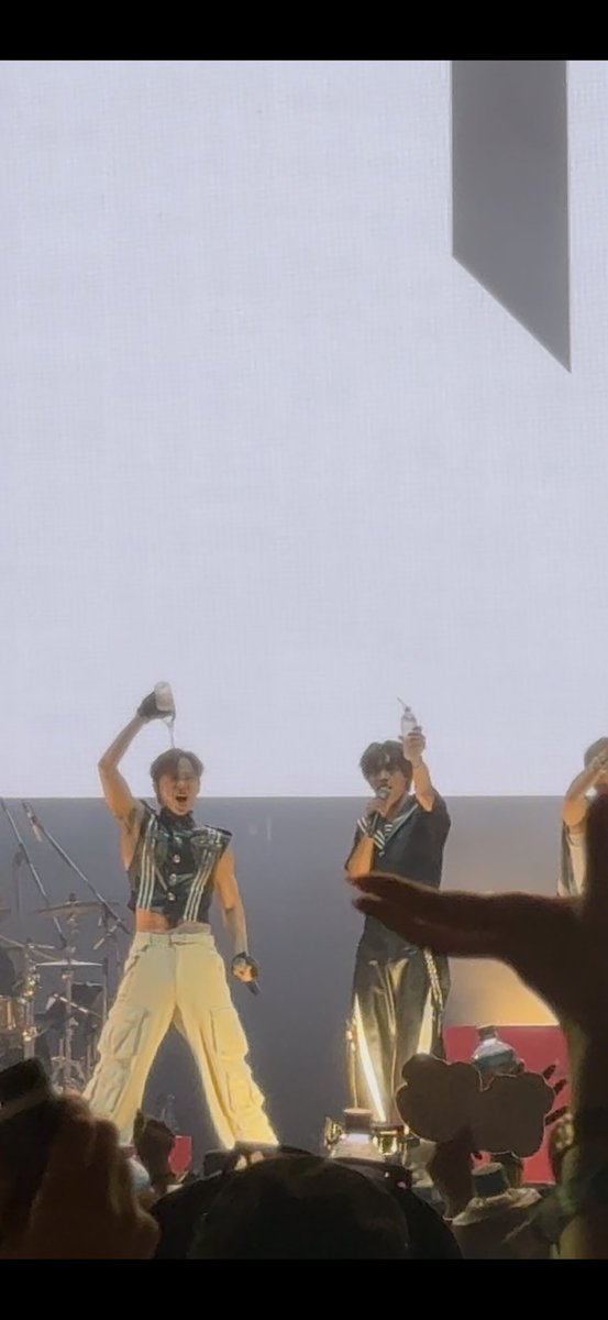 taji___mini's tweet photo. ロケティー！！！で乾杯して水飲むのかと思いきや水浴びてた笑
 #サマソニ  #summersonic 
 #INI https://t.co/pefjrarF2E