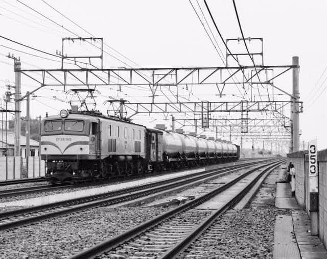 ak7193907's tweet photo. #二度と撮れない画像を貼れ
EF58牽引甲種輸送
この日は韓国向けタンク車 https://t.co/LQa871Pweq