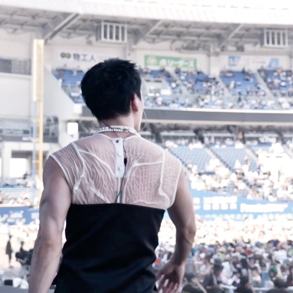 nocontextsukai's tweet photo. 男は背中で語る https://t.co/HbNGXf5Bih