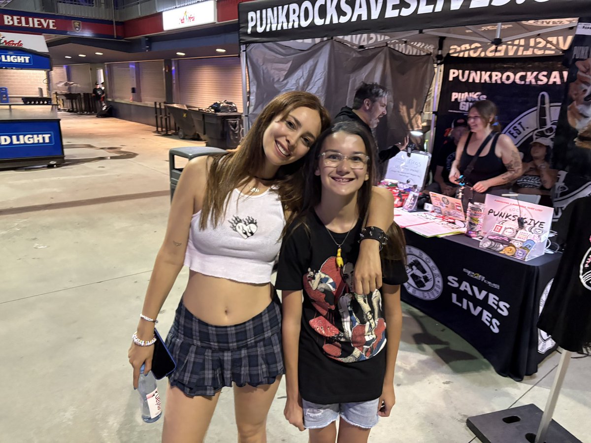 We love <a href="/lolopopgurl/">LØLØ</a>. She is the best, and an absolute sweetheart. She deserves all the flowers.