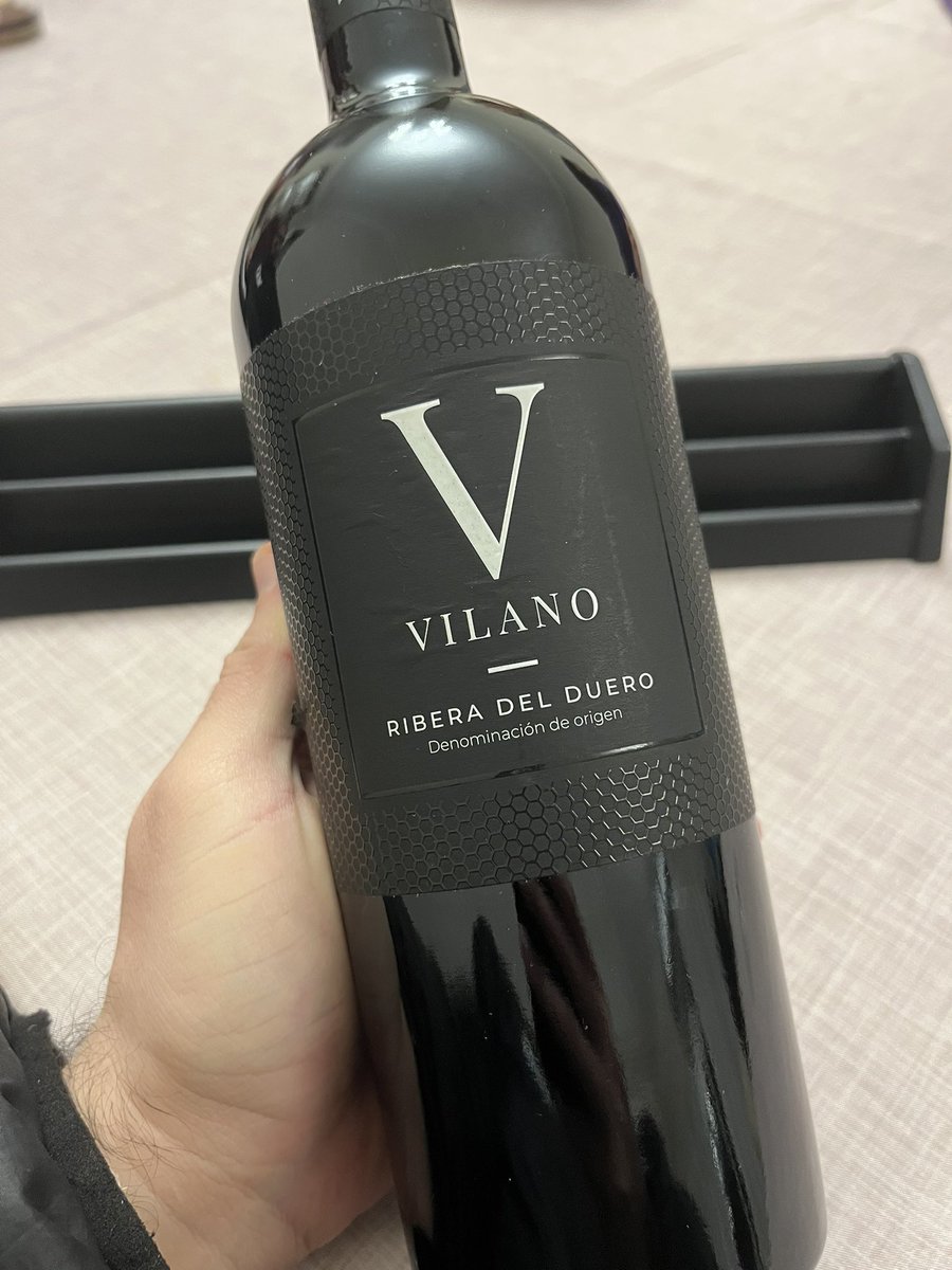Noche de vinos muy distintos.
✅ Blend de blancas de #Otronia enamora su acidez y estructura.
✅ Terrible blend de Piatelli, madera, potencia pura 🔥
A buscarlo y comprarlo.
🚨 Un guardado 🇪🇸 que tenía en la gatera, 2015, llegó cansado, distinto. 
#RiberaDelDuero