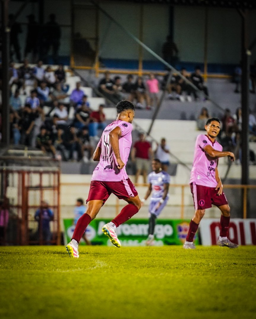 Gracias por su esfuerzo, por el aguante y por su entrega. Regresamos a casa con un gran partido y un punto valioso. 🩷🫂

La victoria llegará. Seguiremos trabajando el doble para lograrlo.  

¡Gracias por creer! 👊🏼

#DaleInter