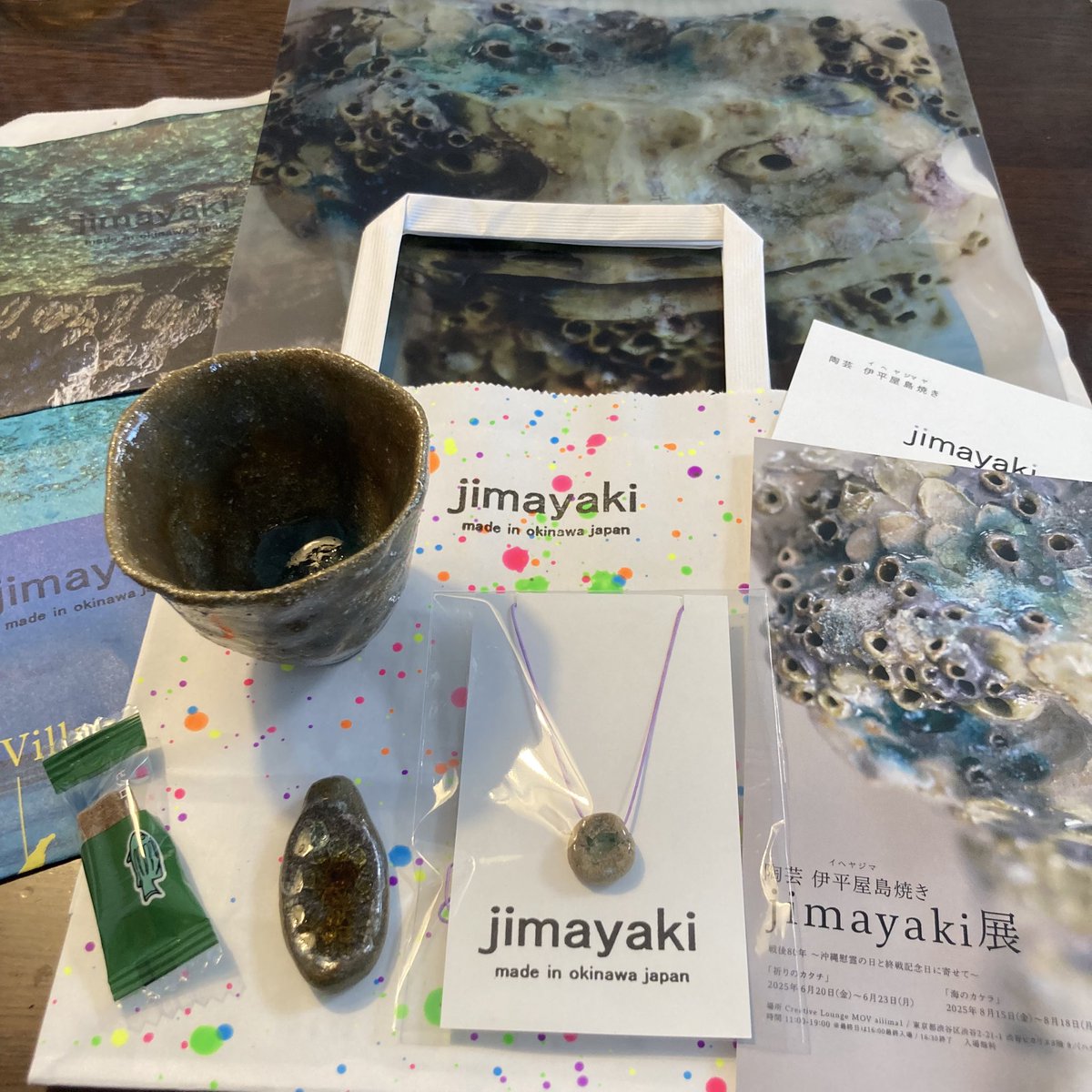 aBy16g's tweet photo. jimayaki展、昨日9時に並んで箸置きのみ、今日8時前に並んで海のカケラの器とネックレスをギリギリお迎えできました😭✨
器は第一希望だったので嬉しい！
初日仕事終わりにも行って展示もじっくり観られたので満足。 https://t.co/54fX7lFRuE