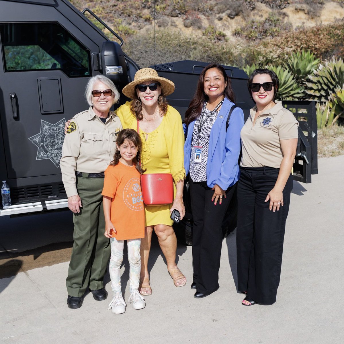 SDSheriff's tweet image. #InYourCommunity Moonlight Beach in @EncinitasGov was the place to be for one of the coolest National Night Out celebrations in #SanDiegoCounty. 🏖️ 

@SDSheriff Kelly Martinez and the North Coastal Sheriff’s Station are grateful for everyone who stopped by our beach party to