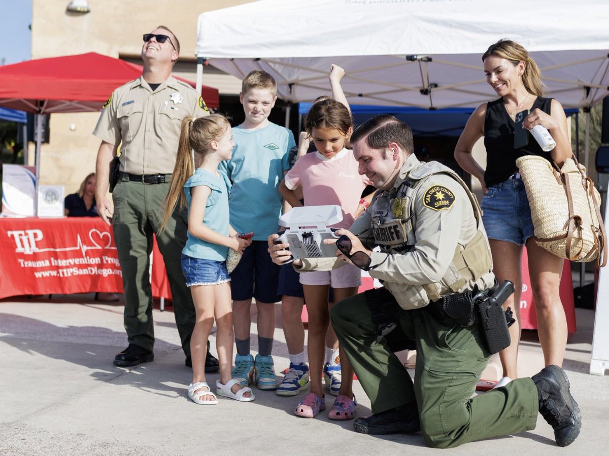 SDSheriff's tweet image. #InYourCommunity Moonlight Beach in @EncinitasGov was the place to be for one of the coolest National Night Out celebrations in #SanDiegoCounty. 🏖️ 

@SDSheriff Kelly Martinez and the North Coastal Sheriff’s Station are grateful for everyone who stopped by our beach party to