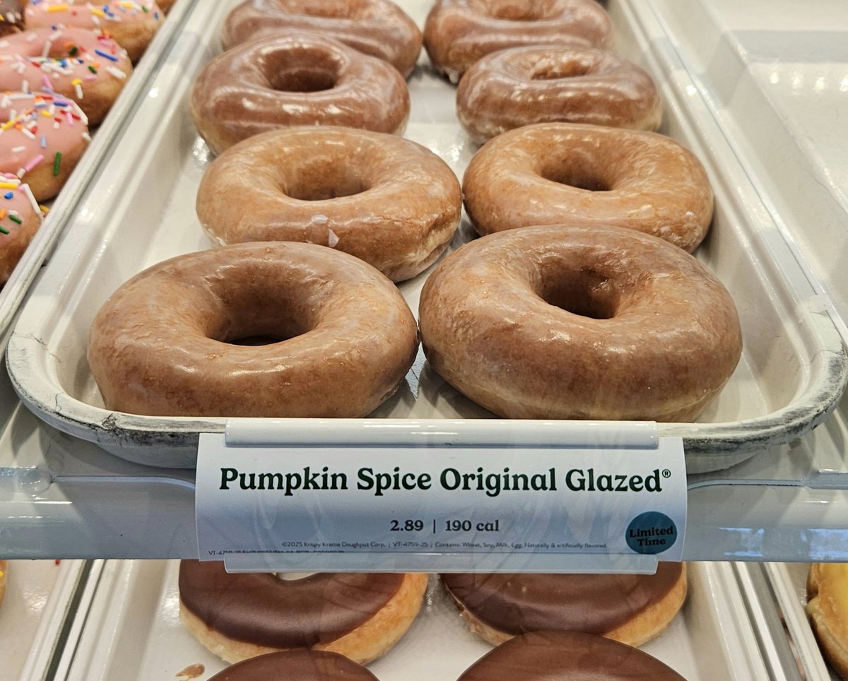 PumpkinSpiceAdv's tweet photo. 🎃🎃🎃 Pumpkin Spice at Krispy Kreme 8/11 thru 8/17 🍩☕️ Go get 'em, Pumpkins! #PumpkinSpice #PumpkinSpiceLatte #PumpkinSpiceDonuts @krispykreme https://t.co/UQahJwsW7U