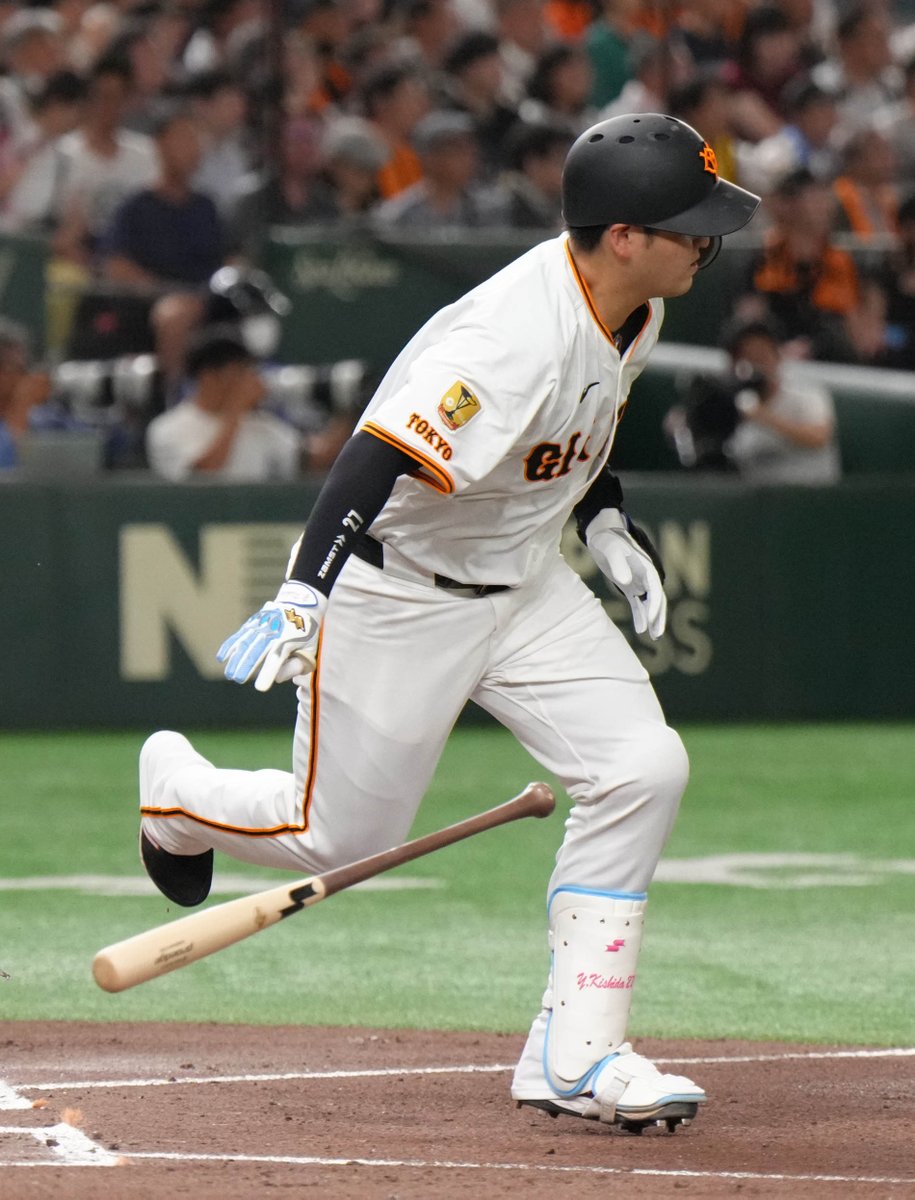 TokyoGiants's tweet photo. 【一軍】vs 阪神
東京ドーム
(二回) G 0-0 T

1死から岸田行倫選手が安打、大城卓三選手が二塁打で二、三塁とするも、得点は奪えず

試合はGIANTS TVで生配信！
https://t.co/OFc1noUrX0

#新風 #ジャイアンツ https://t.co/kp6M8oiWeT