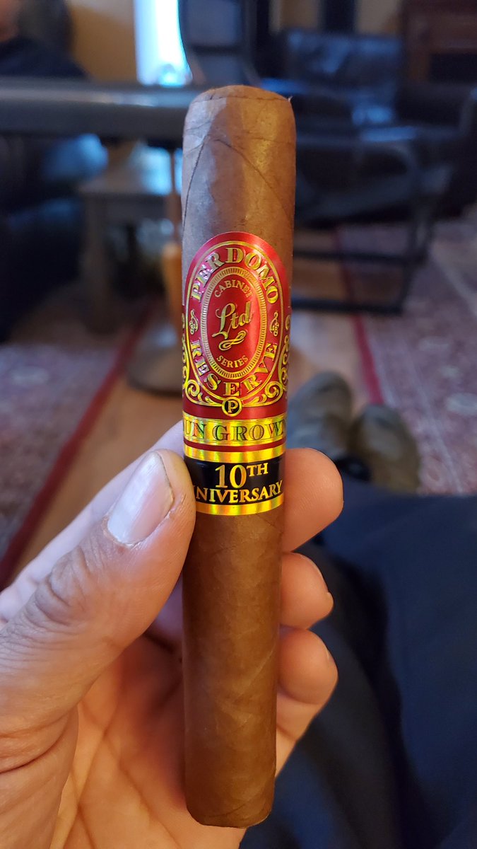 Rancho4201's tweet photo. Enjoyed this beautiful cigar tonight. Sweet, creamy, nutty notes, and just a touch of pepper. A nice way to relax I  a Saturday night 
#cigar #perdomo #anniversary #relax #loungetalk https://t.co/lv4gBWpwrJ
