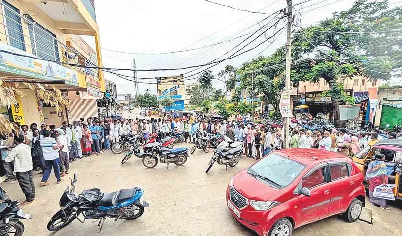 A picture may be worth a thousand words

But in Telangana, every picture reflects a thousand woes!

Farmers stand in endless queues for fertiliser while the Congress Govt sleeps.

Hopeless Government. Hopeless Governance

#CongressFailedTelangana