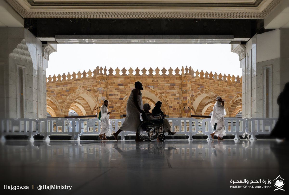 وتبذُل النفوس كل الجهود، فتتنزّل الرحمات، وتُنَال العطايا.