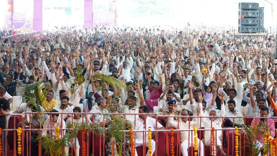 मुख्यमंत्री डॉ. मोहन यादव ने आज रतलाम जिले के ग्राम कुंडाल में आयोजित कार्यक्रम में सहभागिता कर लगभग ₹247 करोड़ की लागत के विभिन्न विकास कार्यों का लोकार्पण व भूमिपूजन कर क्षेत्रवासियों को सौगातें दीं।

इस अवसर पर कैबिनेट मंत्री श्री <a href="/ChetanyaKasyap/">Chetanya Kasyap</a>, सांसद श्रीमती अनिता नागर