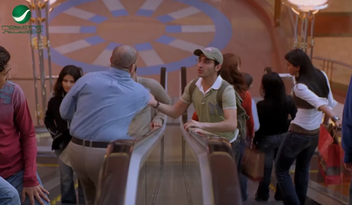 الواد اللي بتمرن معاه ف الچيم قالي مش قادر أجي النهارده هقعد ف البيت
 بعدها ب شويه روحت مول مصر لقيته ماشي وف ايده ورد
حرفيا ده كان المنظر