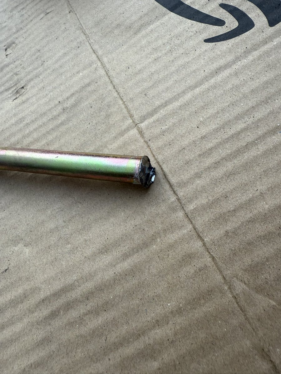 メンバー擦りすぎて頭4/1くらいしかなかったから切断した
17のソケットも粉砕で作業不可
めんどくせぇ