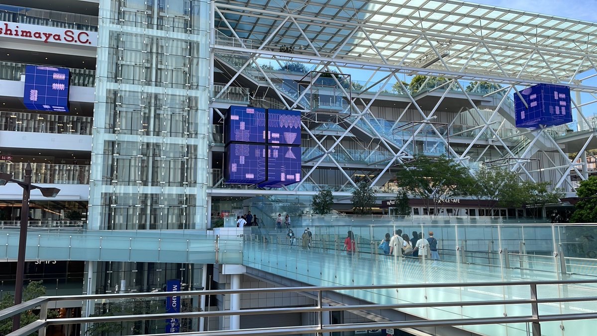 yuta_0_p5's tweet image. #OpenCube ワークショップに参加して、作品をキューブ型のLEDに投影していただきました。二子玉川の高島屋でお買い物ついでにご覧ください！

💡二子玉川付近の風の予報を取得して反映し、投影毎に異なる曲線を生成します
📍玉川高島屋S・Cファサード
⏰8/17 - 8/31
 #p5js #NEORT