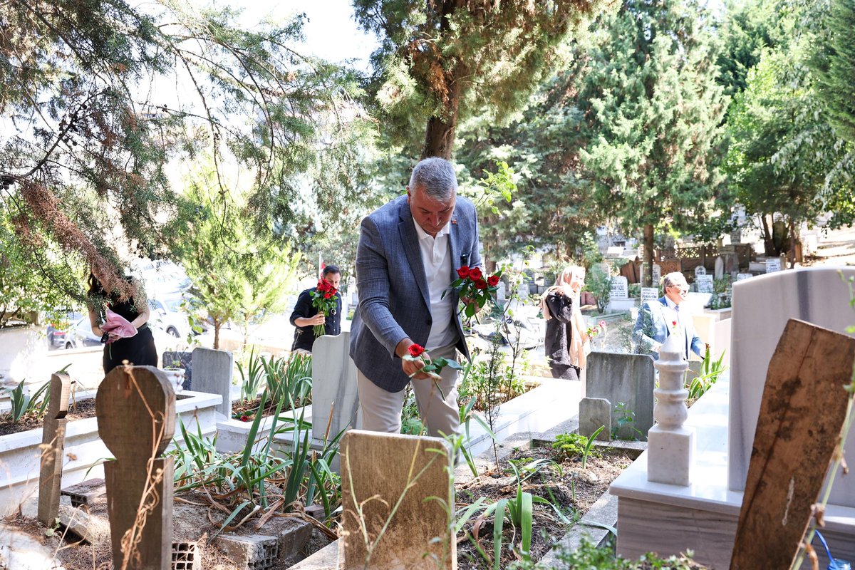 Bugün de o bitmeyen gecedeki gibi, yine aynı duyguları yaşıyoruz.

Üzerinden 26 yıl geçse de, 17 Ağustos Deprem Şehitlerimizin acısı hâlâ yüreğimizde; o gecenin yankısı hâlâ kulaklarımızda…

Şehitlerimizin yakınları, gazilerimiz, Sayın Kaymakamımız, Büyükşehir Belediye Başkan