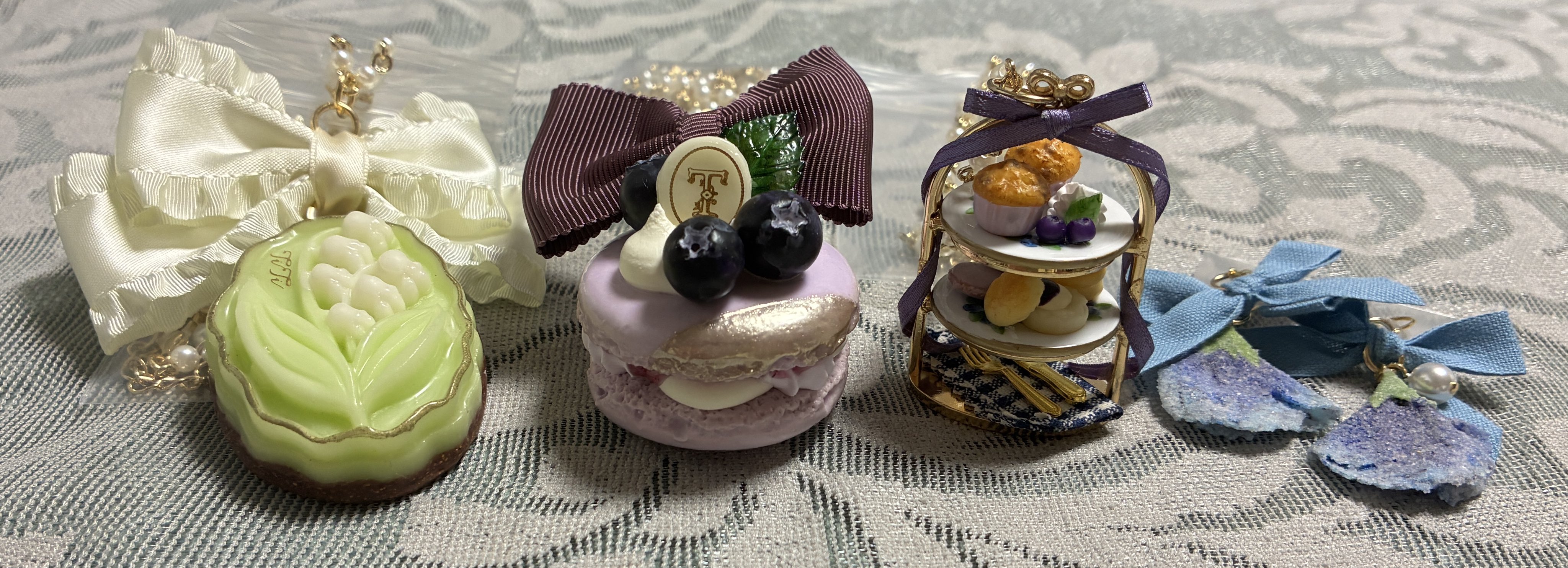 【RAMஐ*゜様】フェイクスイーツ◆花飾り♡可憐ツインスワンシュー◆リアルサイズ フラワー刺繍フェイクレースドレス/透け/フリル/ビジュー/谷間