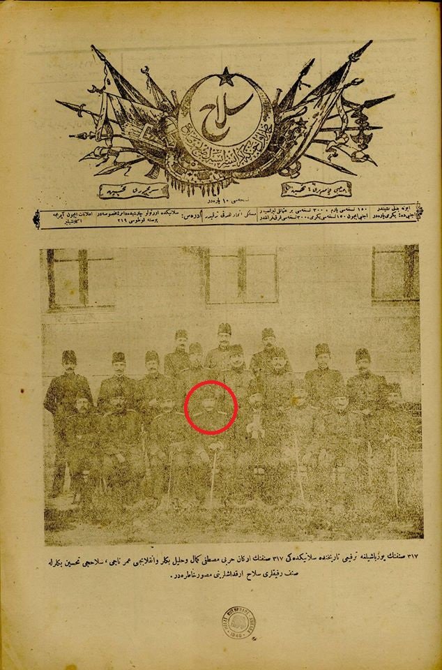 Sosyal medyada Atatürk'ün ilk yayınlanan fotoğrafı konusu sık şık gündeme geliyor. Benim bildiğim ilk yayın devre arkadaşı Hasan Tahsin'in Silah gazetesinde 1909'da yayınlanan bu fotoğrafıdır. Atatürk'ün sağında devre arkadaşı Şair Ömer Naci