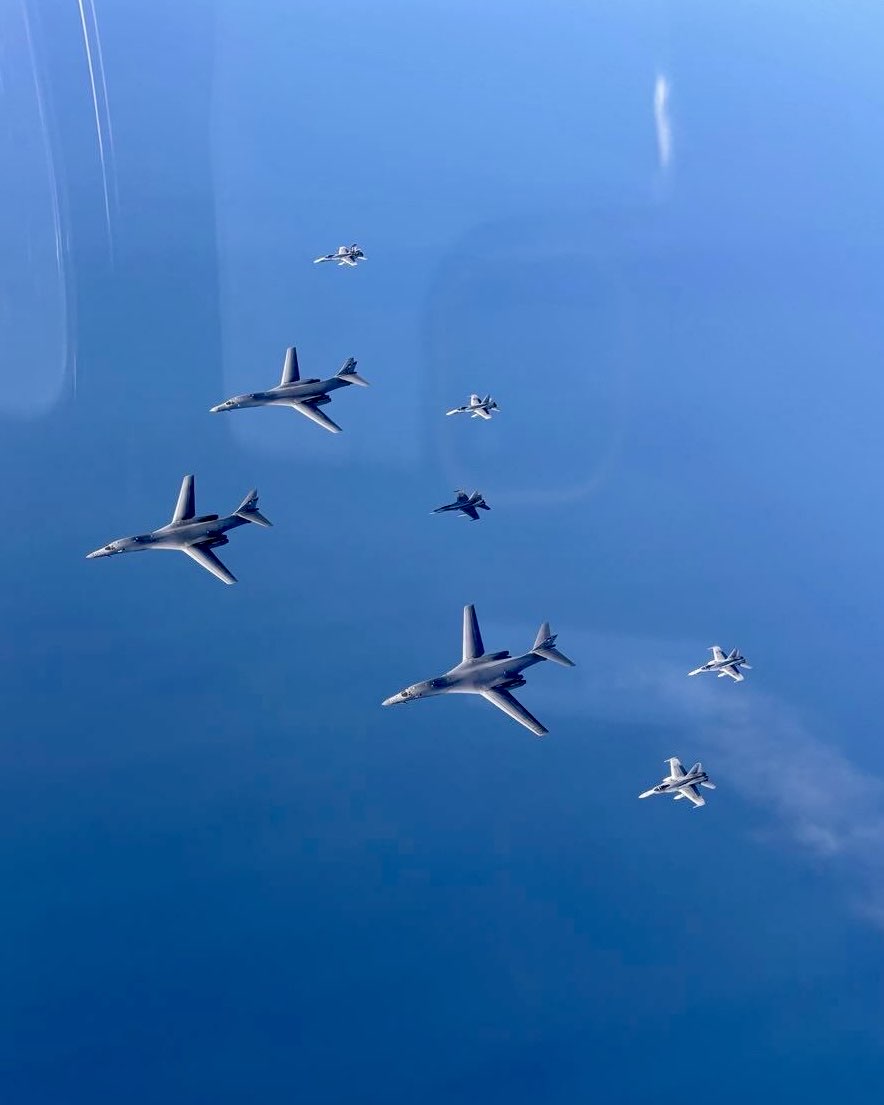 🇺🇸 US bombers flew into 🇳🇴 Norway, and as they entered the North Atlantic, 🇪🇸 Spanish jets based in 🇮🇸 Iceland accompanied them.

The bombers and NATO Allies will sharpen skills and reinforce collective security across the Euro-Atlantic region

🔗 ac.nato.int/archive/2025-2…