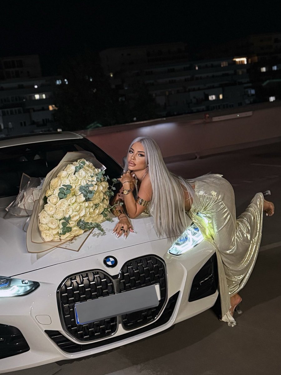 BarbiePvte's tweet photo. Papa m’a prêté sa voiture 🤭 https://t.co/9h2Astlv7p