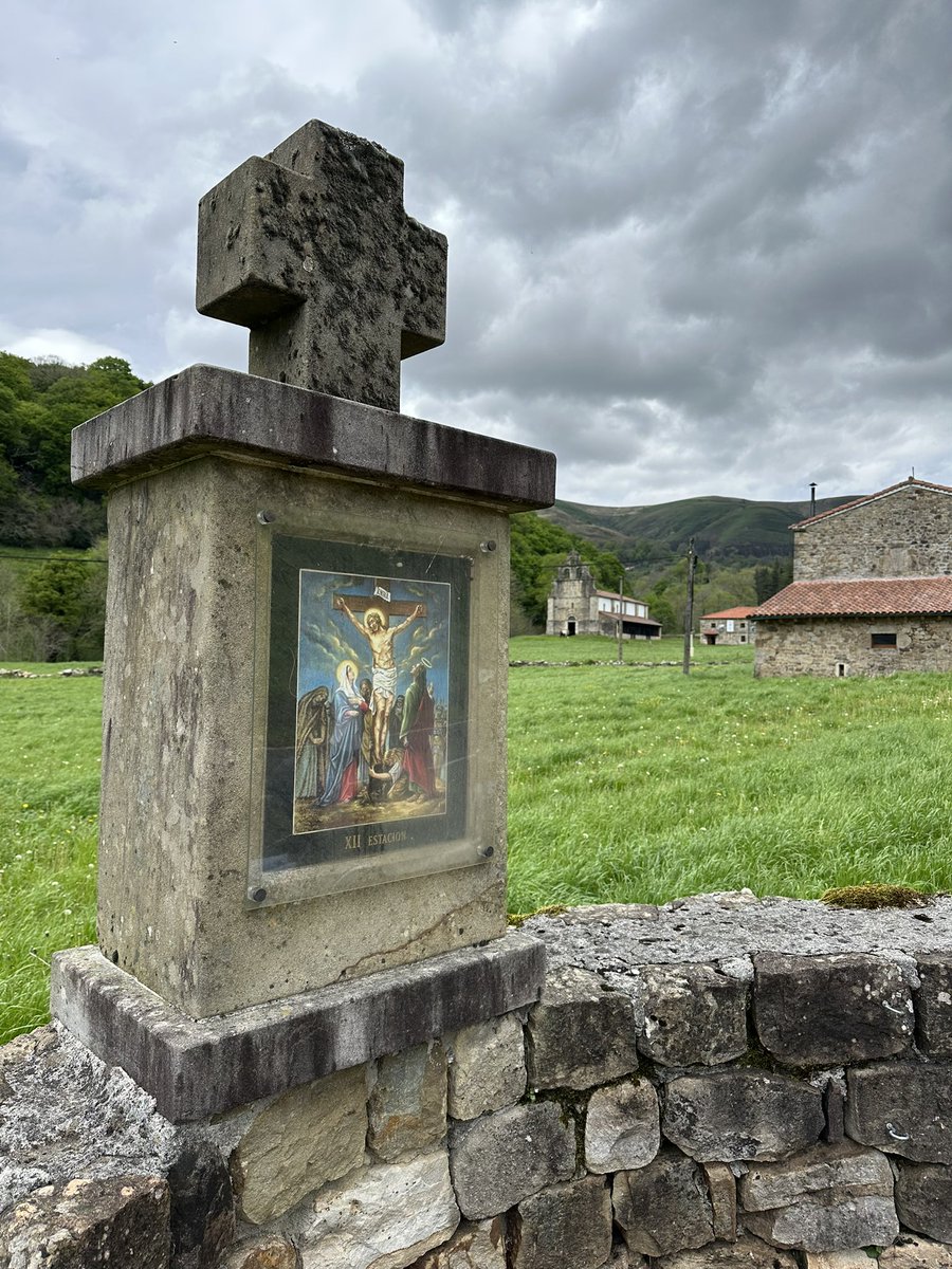 javiernoriegago's tweet photo. @lopezbreamaria ¡Muchísimas gracias, María! 😘
#Valvanuz, es la #Virgen de los Valles Pasiegos. Todos los años acudimos a #Selaya a verla y a rezarla. El 15 de Agosto o el viernes Santo, día este último en el que realizamos un pequeño Vía Crucis hasta el Santuario de la Virgen.
#MuyRecomendable https://t.co/fiVBJUyvsv