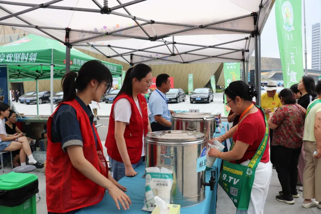 沂水县第三届食品博览会热闹开场，美食飘香，客似云来！在这场全民共享的盛宴背后，龙家圈街道的志愿者们始终坚守岗位，用行动诠释奉献精神。他们或穿梭于会场进行安全巡逻，或顶着烈日卡口执勤，全力保障活动秩序，让每一位参展商和游客都能安心享受这场舌尖上的盛会。志愿服务