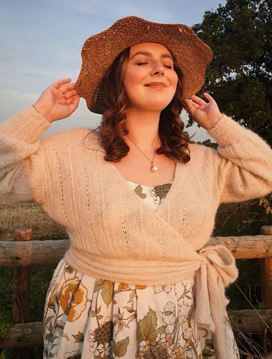 랩가디건 입어본 적 업는데 탐나기 시작함 

Zosia Wrap cardigan / ravelry.com/patterns/libra…