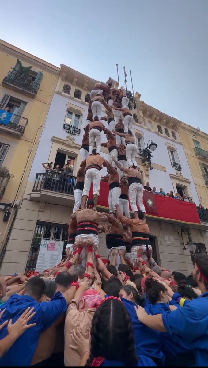 xiquets's tweet photo. Avui actuem a la Festa Major de Gràcia amb @cvg_cat i @Verds 

A primera ronda descarreguem el quart 5de8 de la temporada!

#castells #xiquetsdereus https://t.co/IfwvqZyId6