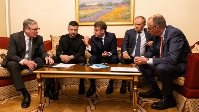 Zlatti_71's tweet image. Kids table…