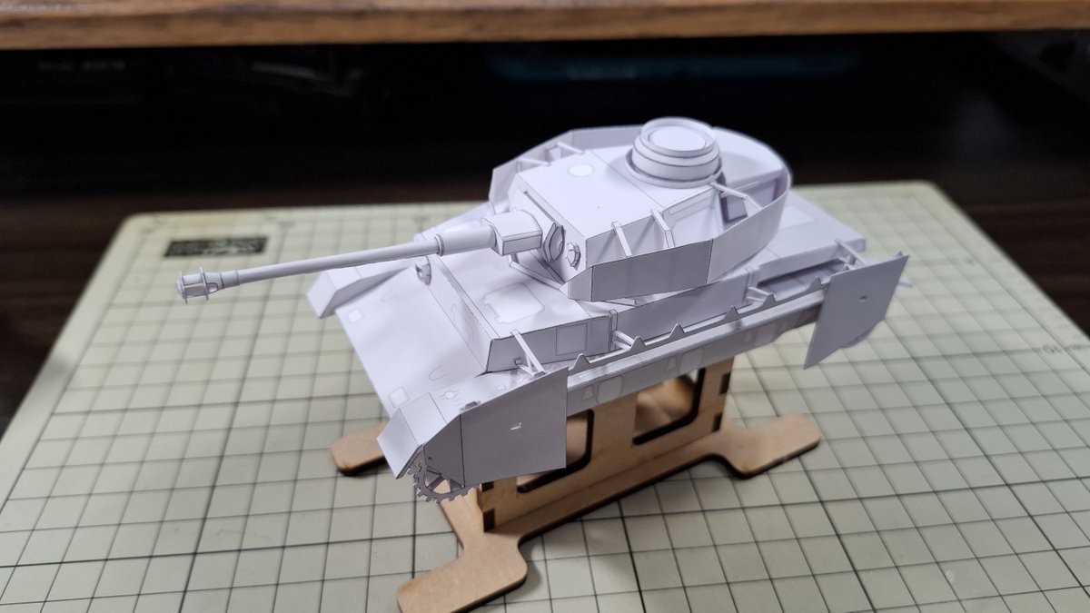 boxStudioPM's tweet photo. Ⅳ号戦車H型 wip#6
シュルツェンまで試作しました。
シュルツェン架の強度が心配でしたが特に問題なさそう
#ペーパークラフト #papercraft https://t.co/bw9lVzyAVU