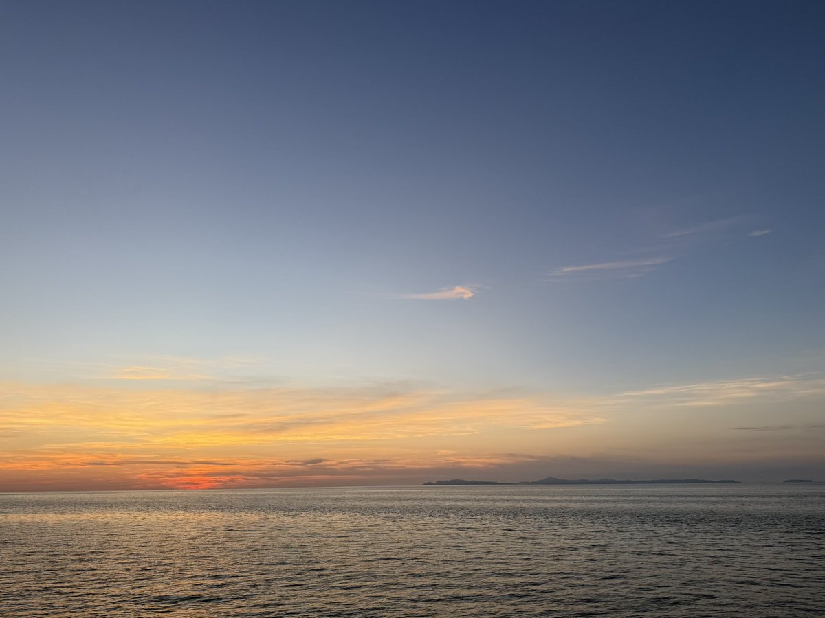 さよなら、隠岐の島
また必ず帰ってくるよ

みんな同じ想いで、
フェリーから眺めるマジックアワー

#隠岐の島 #離島 #マジックアワー
