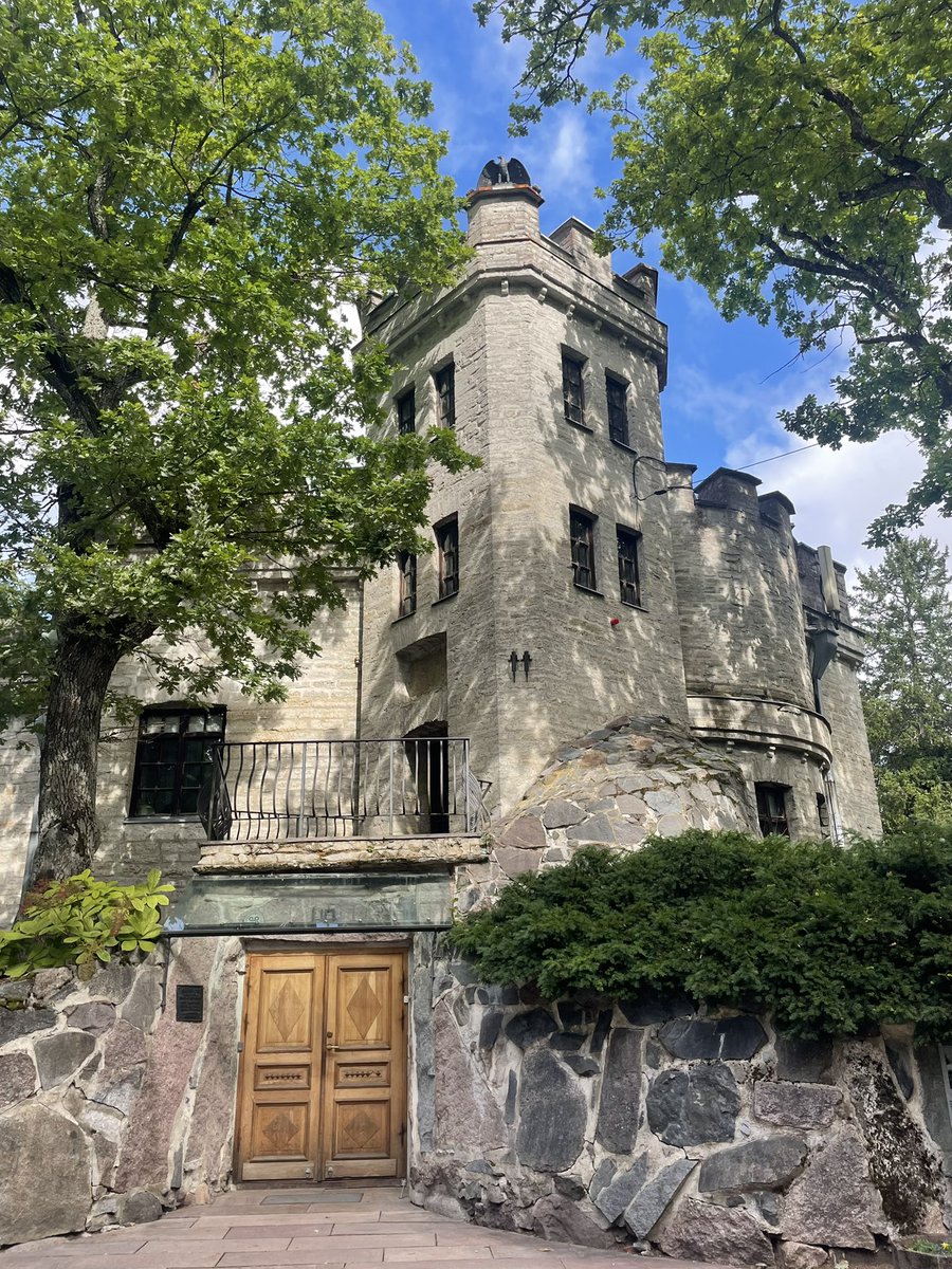 Ensimmäinen kerta Nõmmessa Tallinnassa. Sympaattinen asuinalue ja hyvät lenkkimaastot. Suomalaisittain Glehnin linnakin on ihan näkemisen arvoinen.