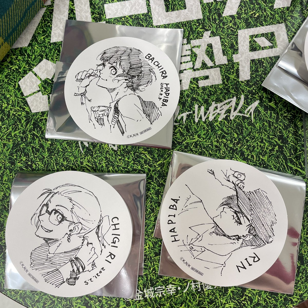 torihi_77's tweet photo. @_ 【交換】新宿 伊勢丹 ブルーロック展 コースター　ブルロ

〈譲〉
凛、蜂楽、千切

求
玲王
現在ドリンクコーナーにおります。 https://t.co/TdYVR94GE3