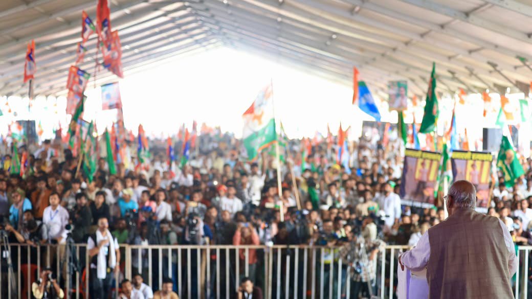kharge's tweet photo. बिहार ‘लोकशाही’ की जन्म भूमि हैं। राहुल गांधी जी की ‘वोटर अधिकार यात्रा’ सासाराम से आरंभ हो रही है। 

यह यात्रा 16 दिनों में, 20 जिलों से होकर 1,300 किमी का सफर तय करेगी और 1 सितंबर को ऐतिहासिक गांधी मैदान में समाप्त होगी। 

देश में सभी को वोट का अधिकार संविधान ने दिया। इसमें भी नेहरु जी और बाबासाहेब डॉ आंबेडकर का सबसे बड़ा योगदान था। 

बिहार में वोटर लिस्ट से 65 लाख मतदाताओं के नाम काट दिए गए। पहले से ही BJP चुनाव में Voter List गड़बड़ी का काम बड़े पैमाने पर करती रही है। विरोधी दलों के समर्थकों के नाम voter list से कटवा देती हैं।

इसीलिए उन्होने Supreme Court के आदेश को दरकिनार करके Chief Election Commissioner की Selection Committee में Chief Justice को हटाकर, केंद्रीय मंत्री को बैठा दिया।  

📍सासाराम, बिहार