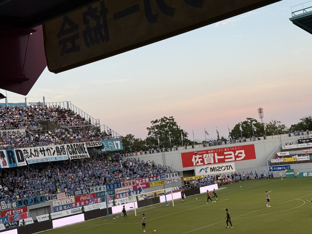 これが超満員！っていうやつか。まだ続々と人が入ってきよる。